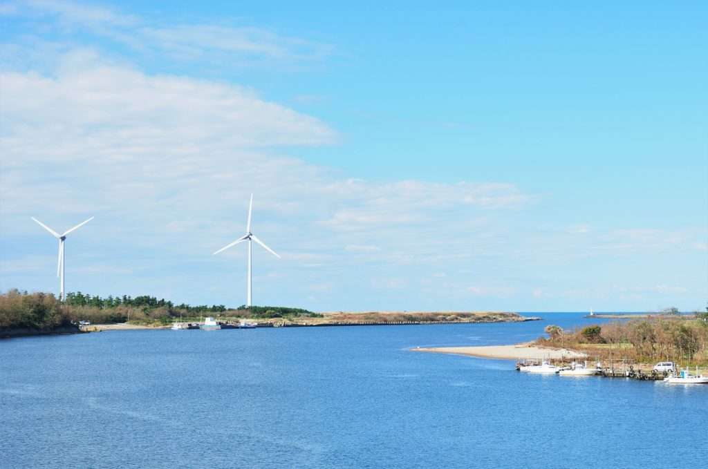 子吉川と由利本荘海岸風力発電所の風車