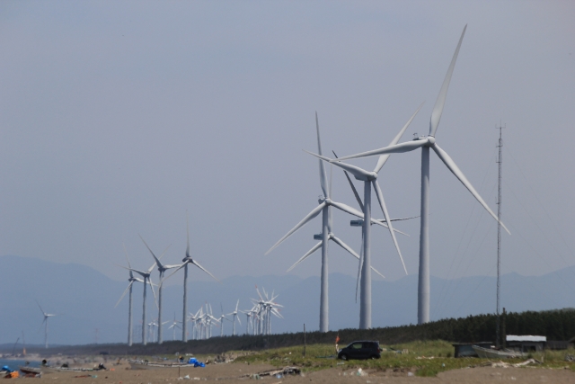 釜谷浜海水浴場と八竜風力発電所の風車