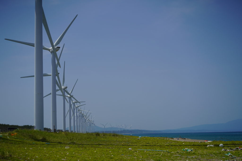 初夏の釜谷浜海岸と八竜風力発電所の風車