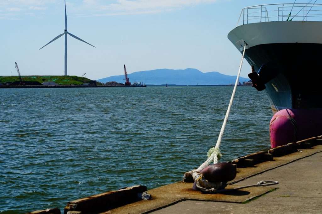 秋田港に停泊中の船と秋田港ウインドファームの風車