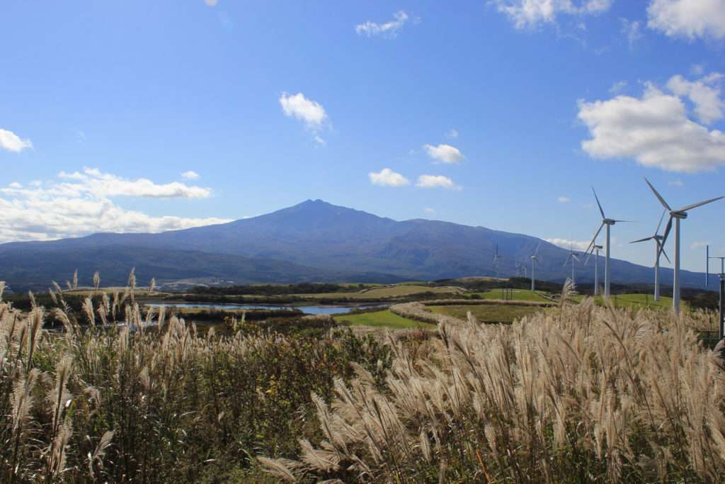 鳥海山と仁賀保高原風力発電所の風車群