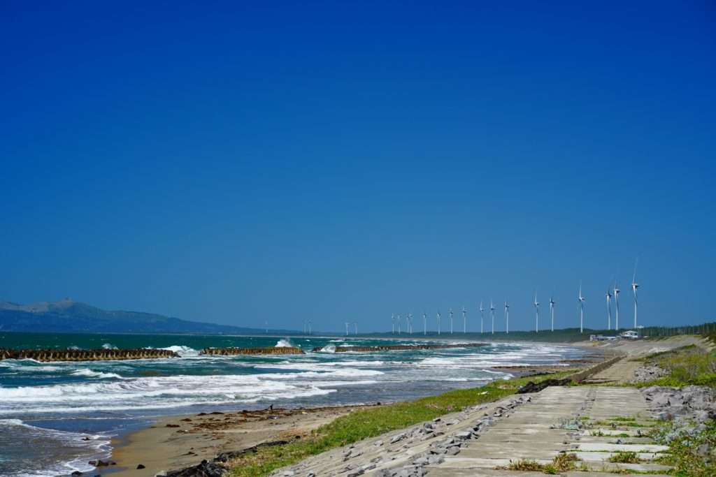 秋田男鹿自転車道からの男鹿風力発電所の風車