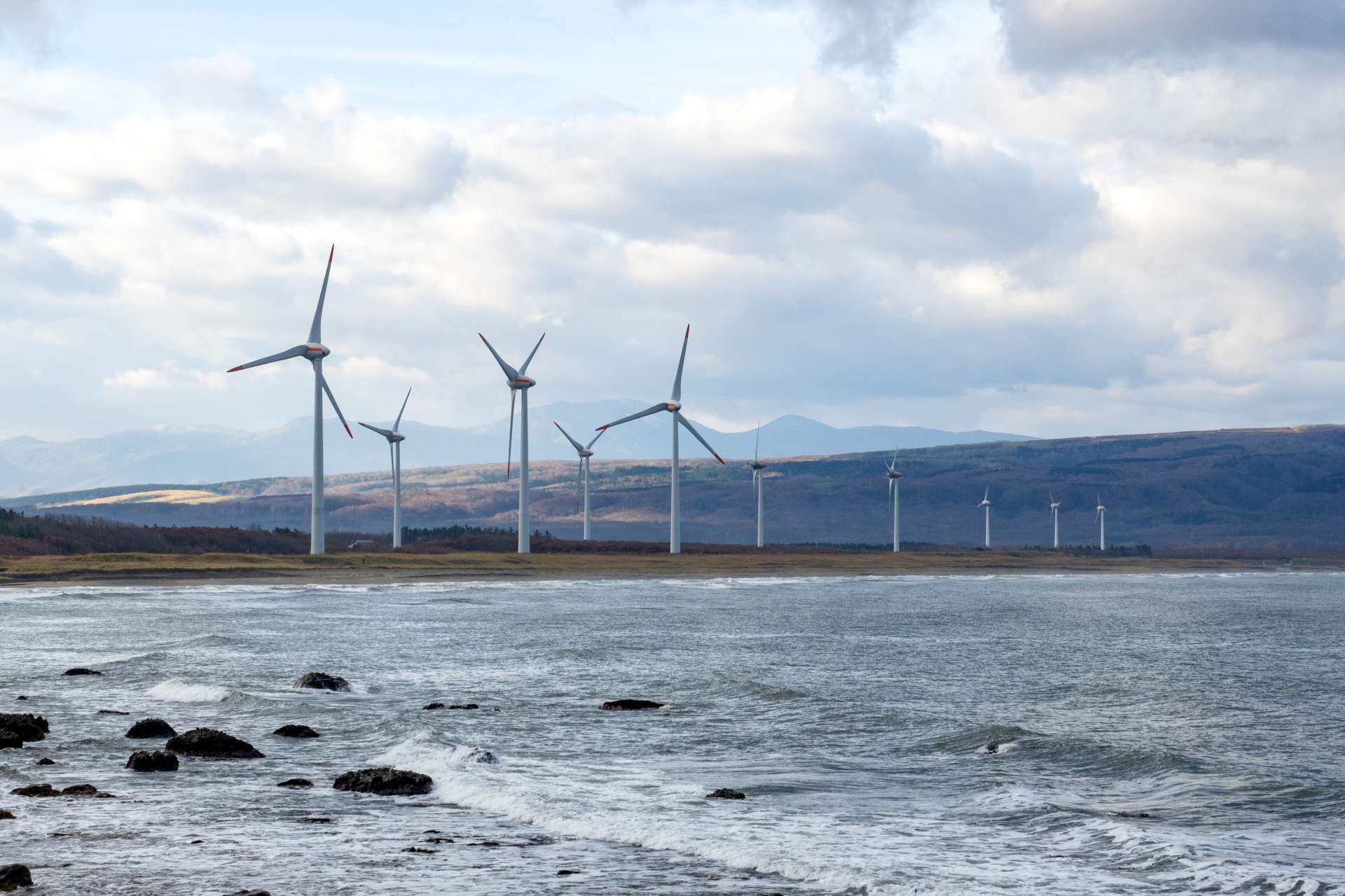 海岸から見た風太風力発電所の風車