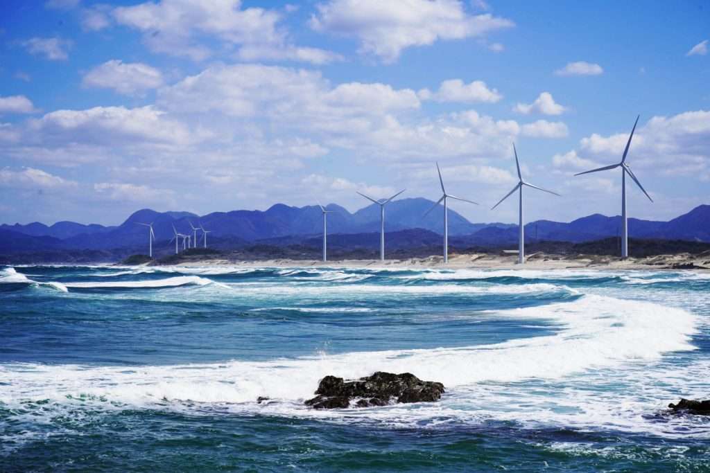 浅利海岸沿いに並ぶ江津東ウインドファーム風力発電所の風車