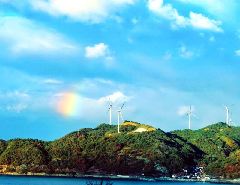 新出雲風力発電所の風車と虹