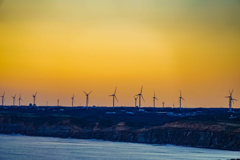 海越しに見える銚子風力発電所の風車群
