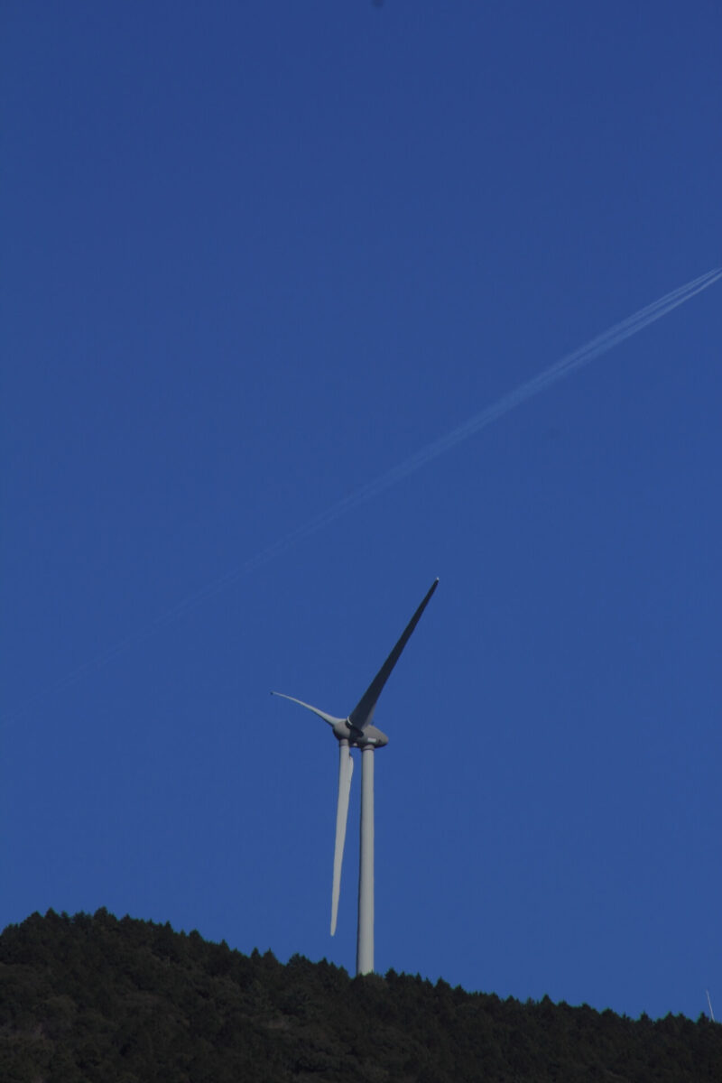 須ノ川公園から見た南愛媛風力発電所の風車