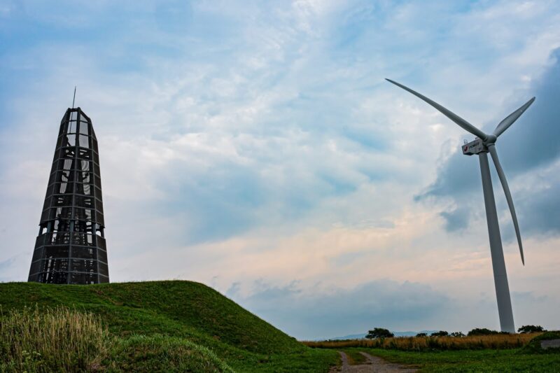 北海道夜明けの塔と、上ノ国ウインドファームの風車