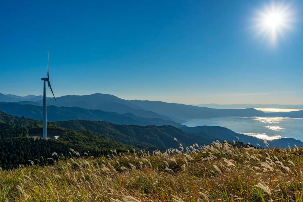 霧島市福山町狐ヶ丘高原から見た輝北ウインドファームⅡの風車と錦江湾