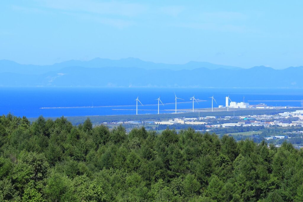 手稲山中腹の手稲橋から見たリエネ銭函風力発電所の遠景