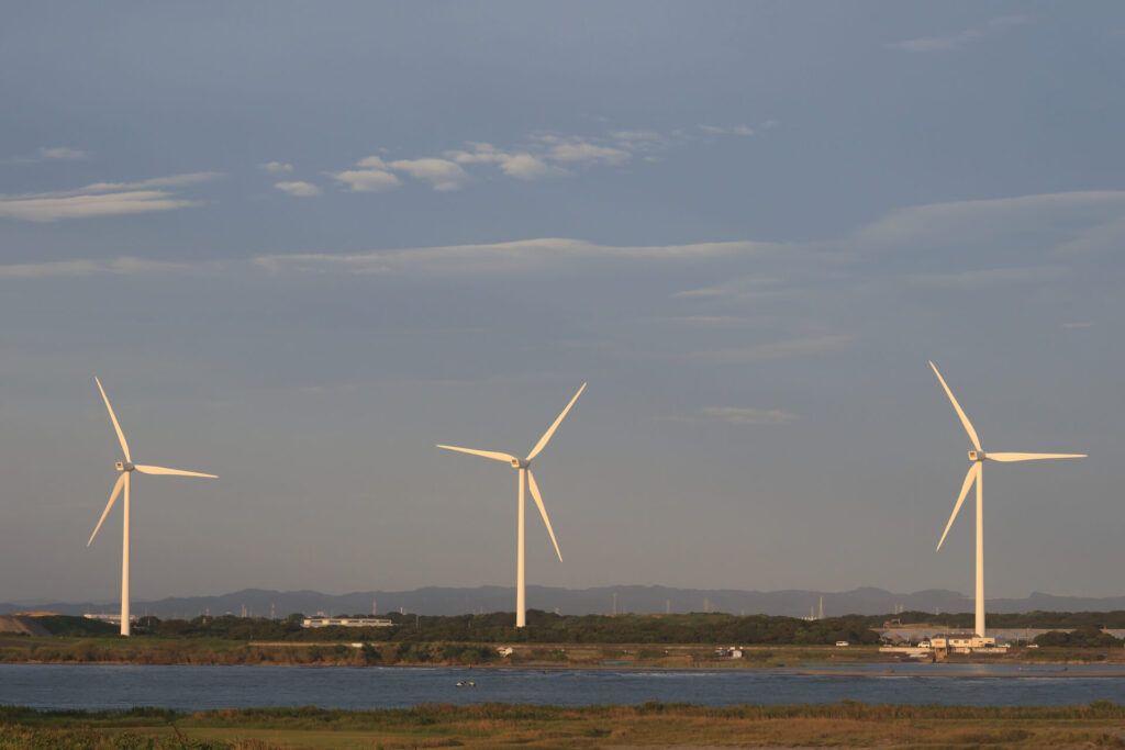 天竜川の対岸から見た磐田ウィンドファームの風車群