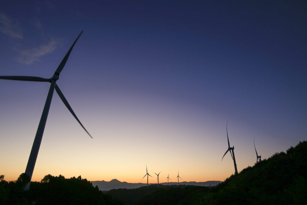 唐津・鎮西ウィンドファームの風車群と夜明け前の風景
