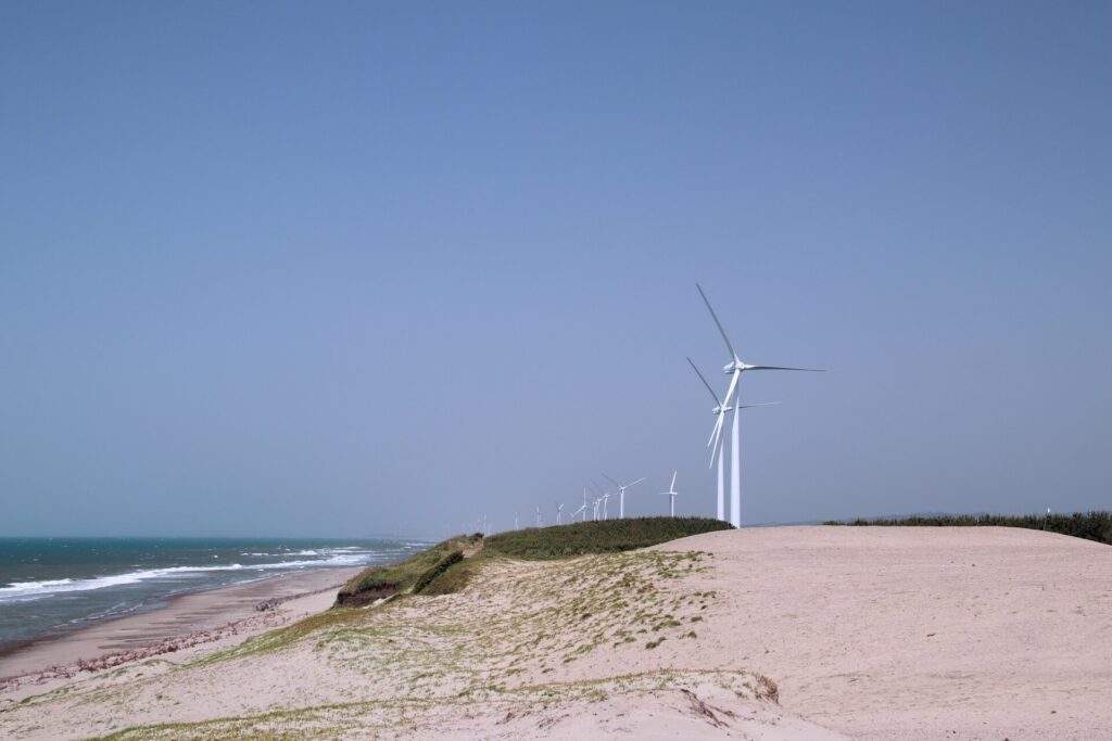 浜岡砂丘から見た御前崎風力発電所の風車群（御前崎風力発電所2期工事にあたる西側の8機の風車）