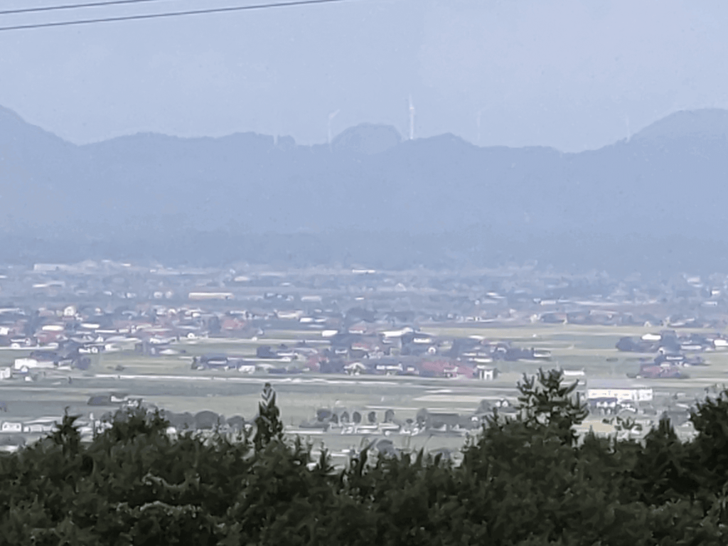 新出雲風力発電所の遠景（出雲市の東部、松江市の西部からは広く望むことができる。この写真は松江市宍道ふるさと森林公園から撮影）