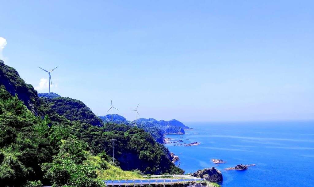 日本海海岸沿いのユーラス新出雲ウインドファームの風車