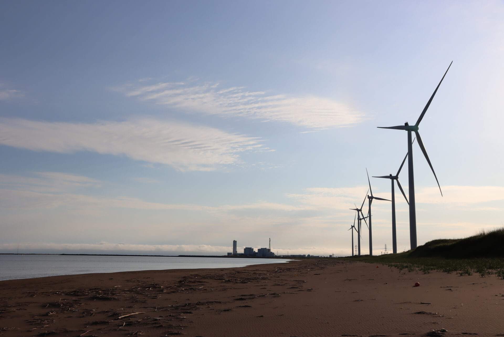 石狩湾の海岸から見た、リエネ銭函風力発電所の風車群