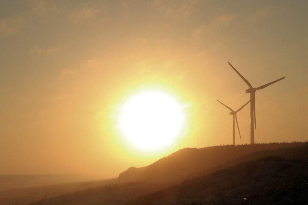 夏の浜岡砂丘の夕暮れと御前崎風力発電所の風車