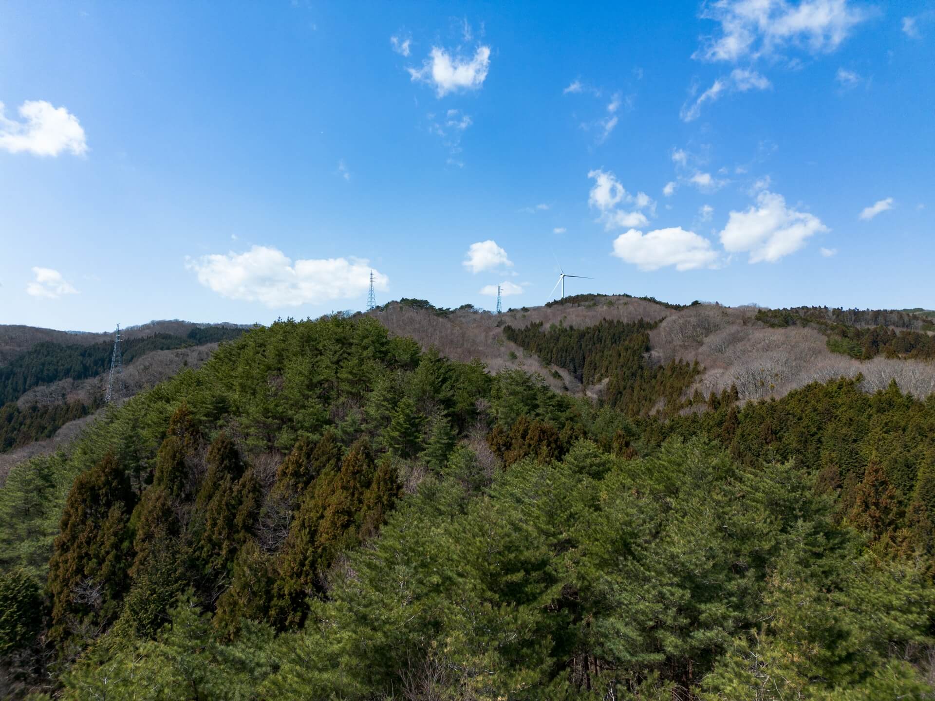 田人ウインドファームの風車（田人町旅人根室の国有林上空からドローンで撮影）