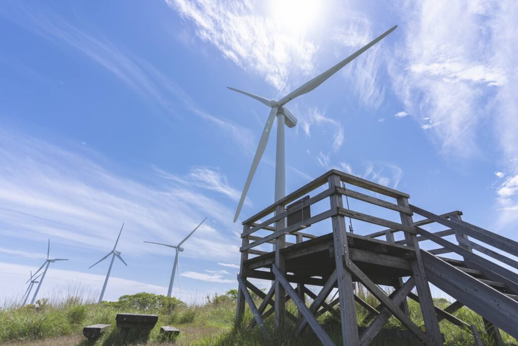 三筋山山頂の木製の展望台と、河津ウインドファームの風車（2022年5月）