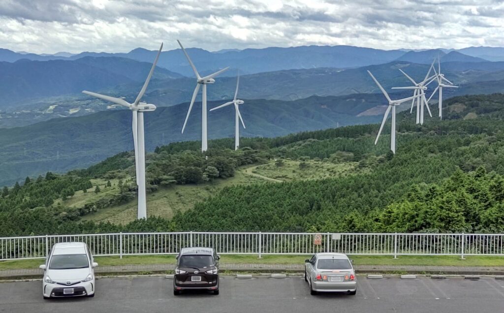 「さかきばら風の館」の西側の丘の上から見た新青山高原風力発電所の風車群（座標 34.711760, 136.295920 付近）