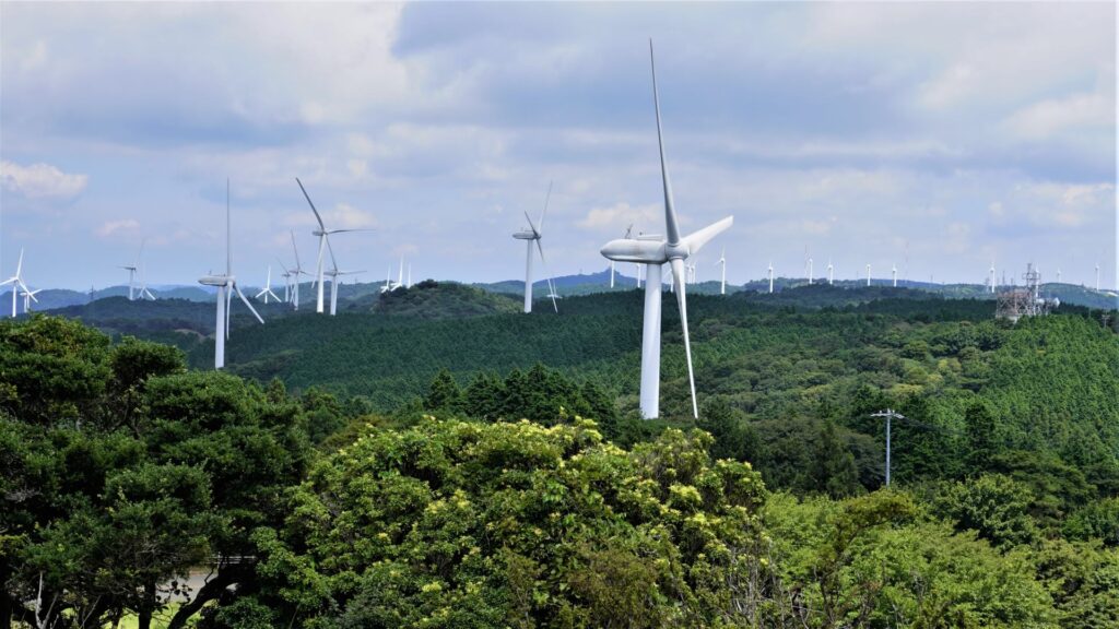 新青山高原風力発電所の日立製作所製風車
