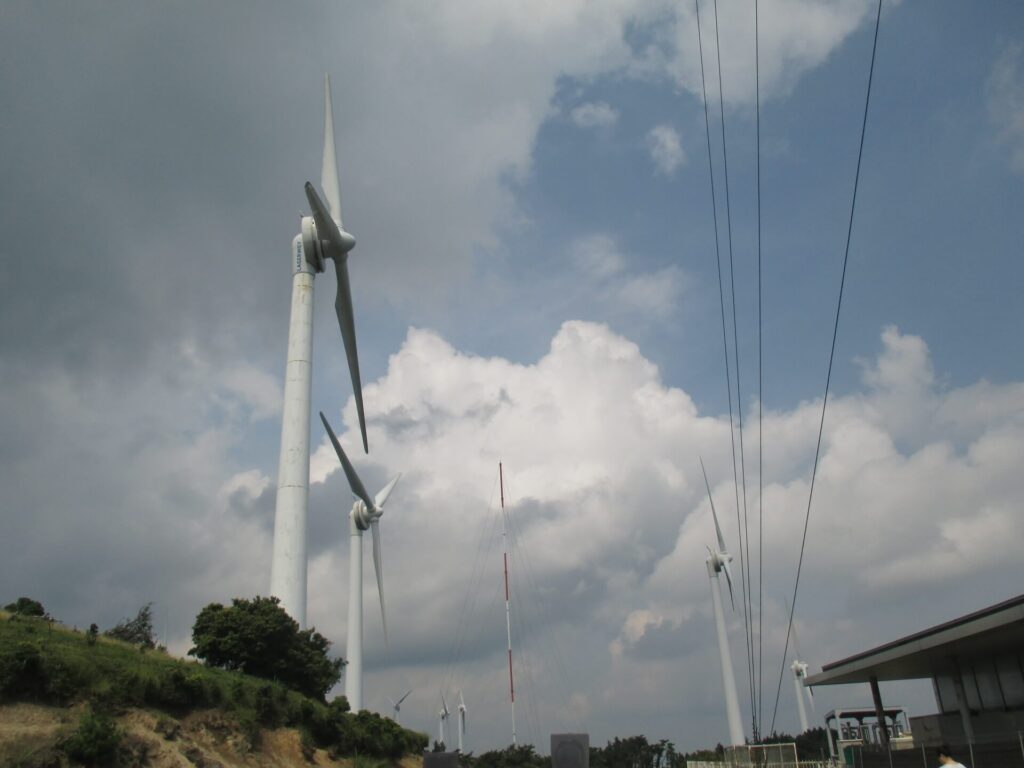 駐車場付近から東側に見た青山高原風力発電所の風車群（座標34.711453、136.295873付近）