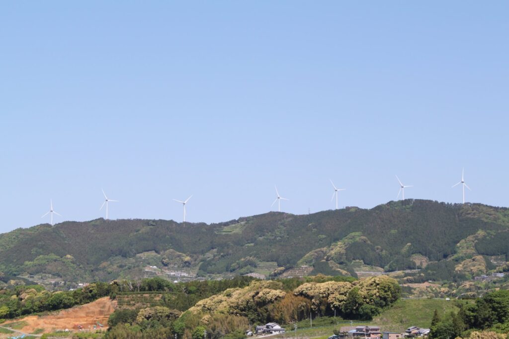 浜松SAのNEOPASA浜松から見た浜松風力発電所