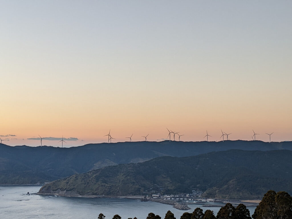 夕焼け空の下の串間風力発電所の風車群