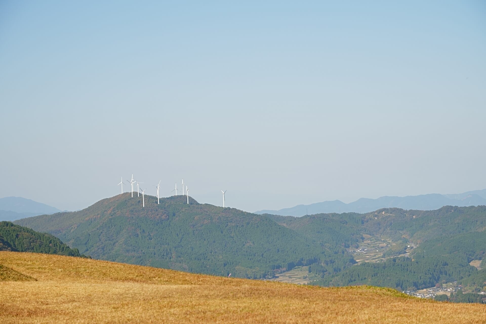 伐株山山頂の広場から見た玖珠ウインドファームの風車群