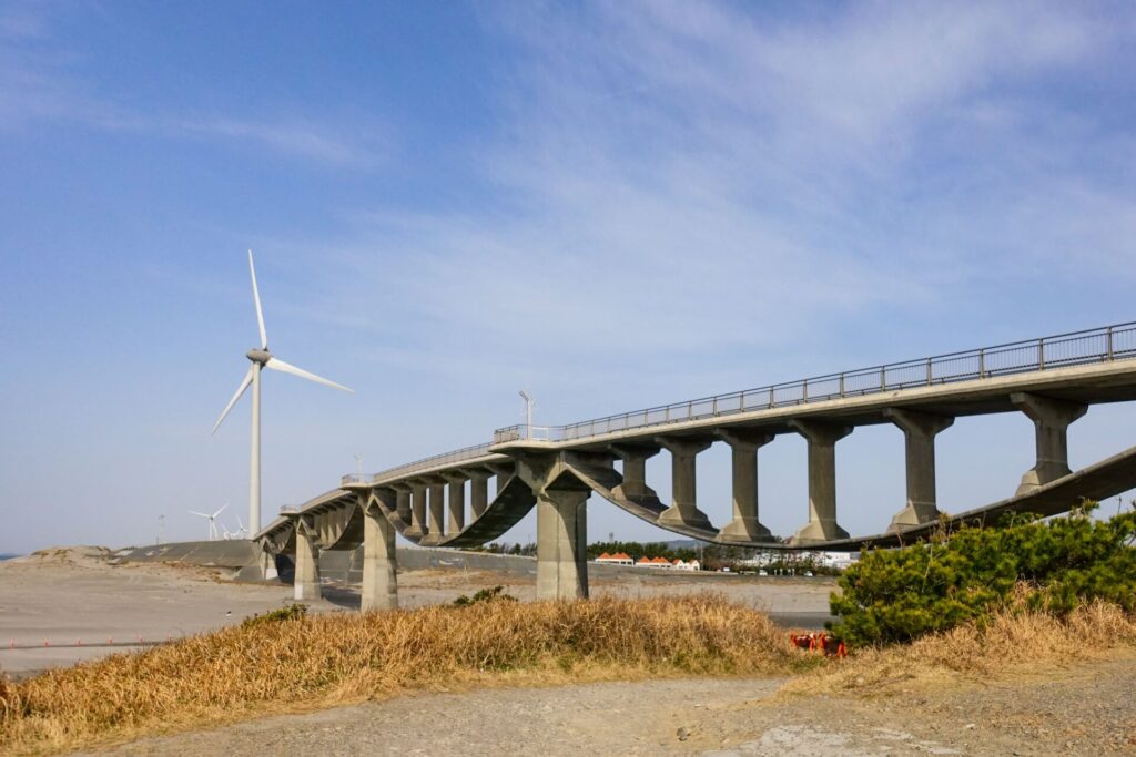 菊川河口の潮騒橋と遠州掛川風力発電所の風車