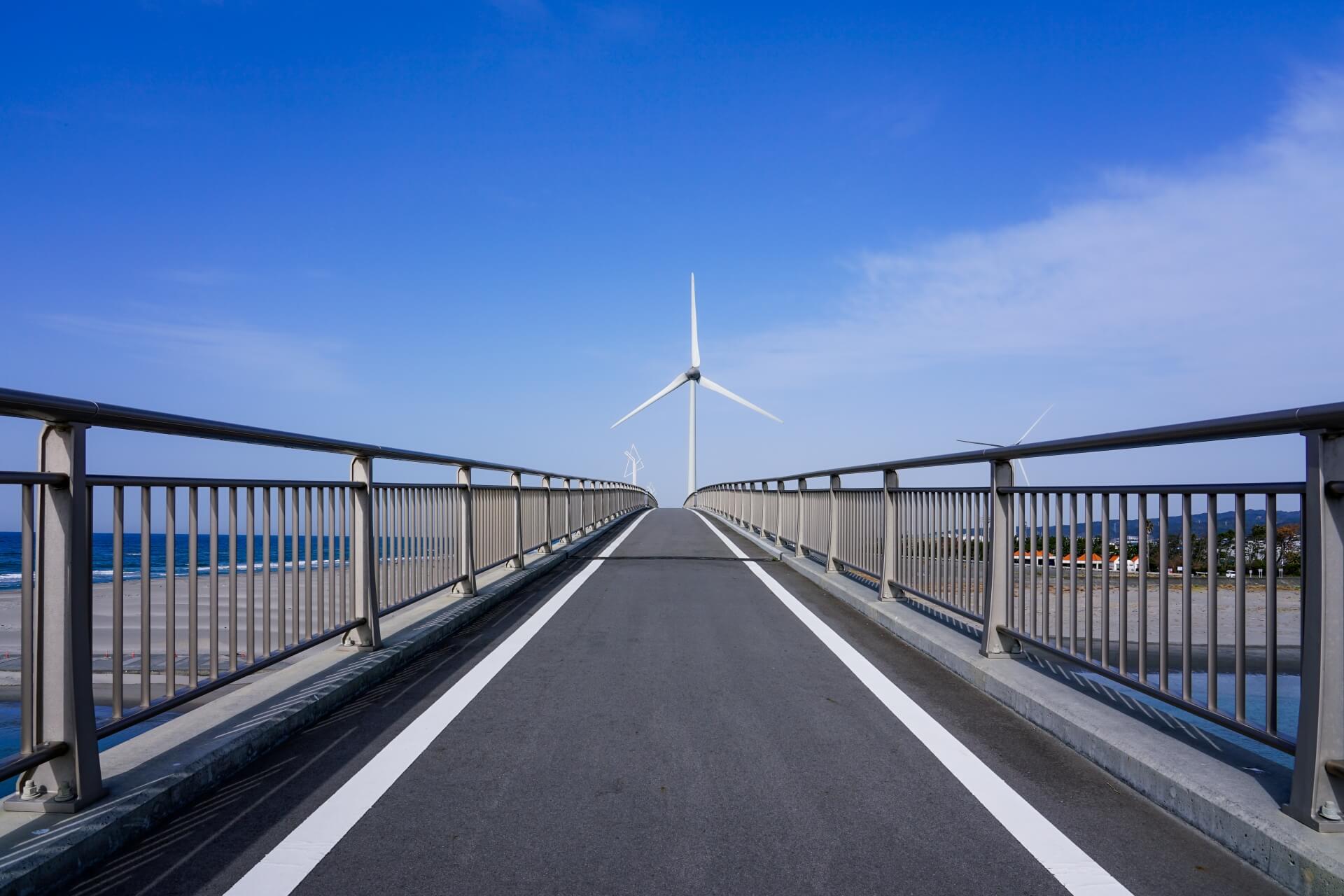 潮騒橋と遠州掛川風力発電所の風車