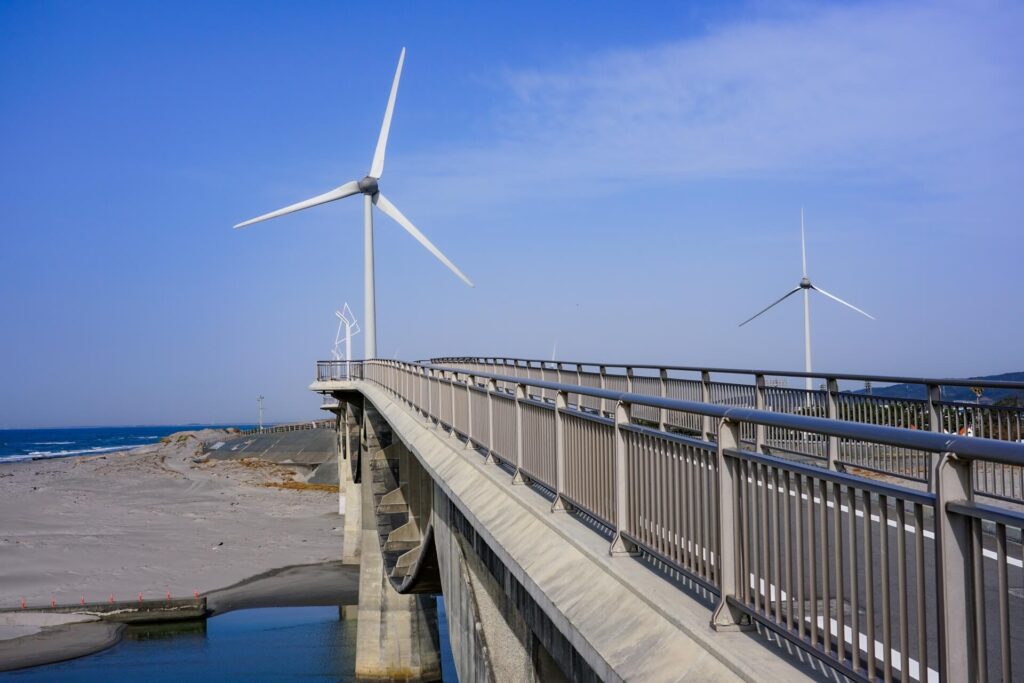 潮騒橋と遠州掛川風力発電所の風車