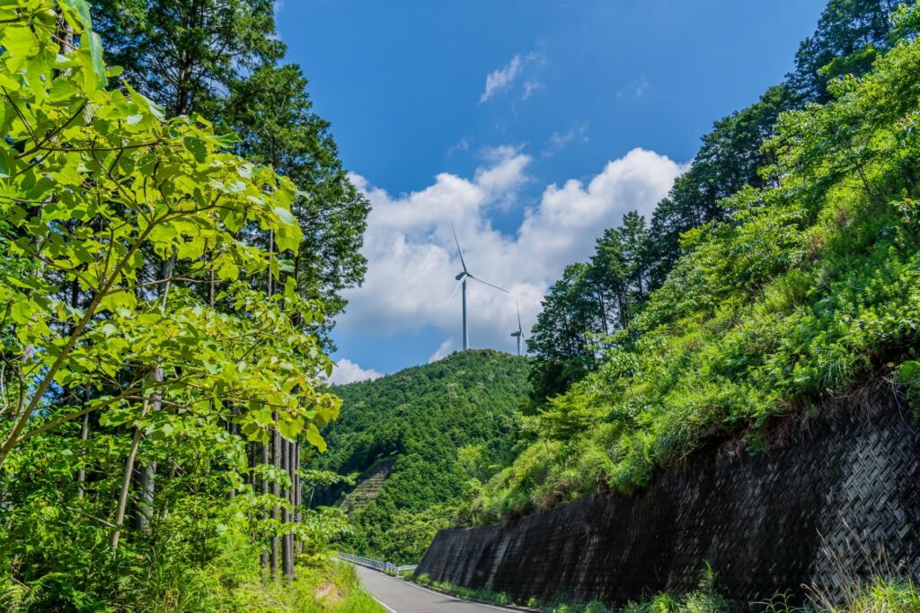 山道の先に見える印南風力発電所の風車