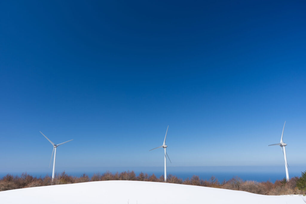 雪原の中の、にかほ第二風力発電所の風車