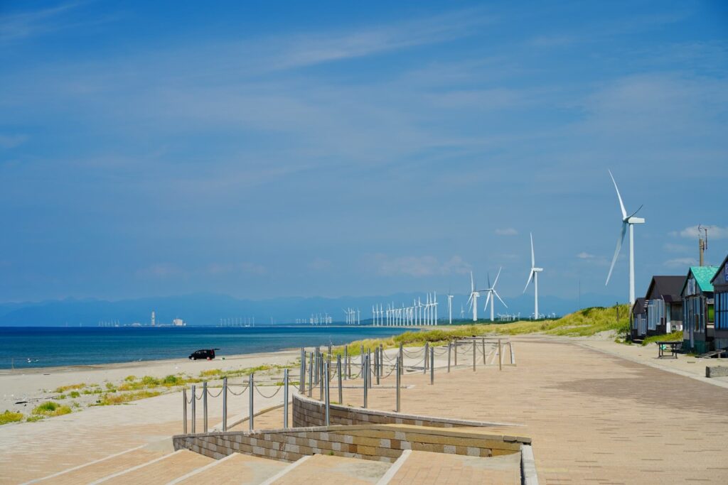 宮沢海水浴場から北に若美風力発電所を見た風景
