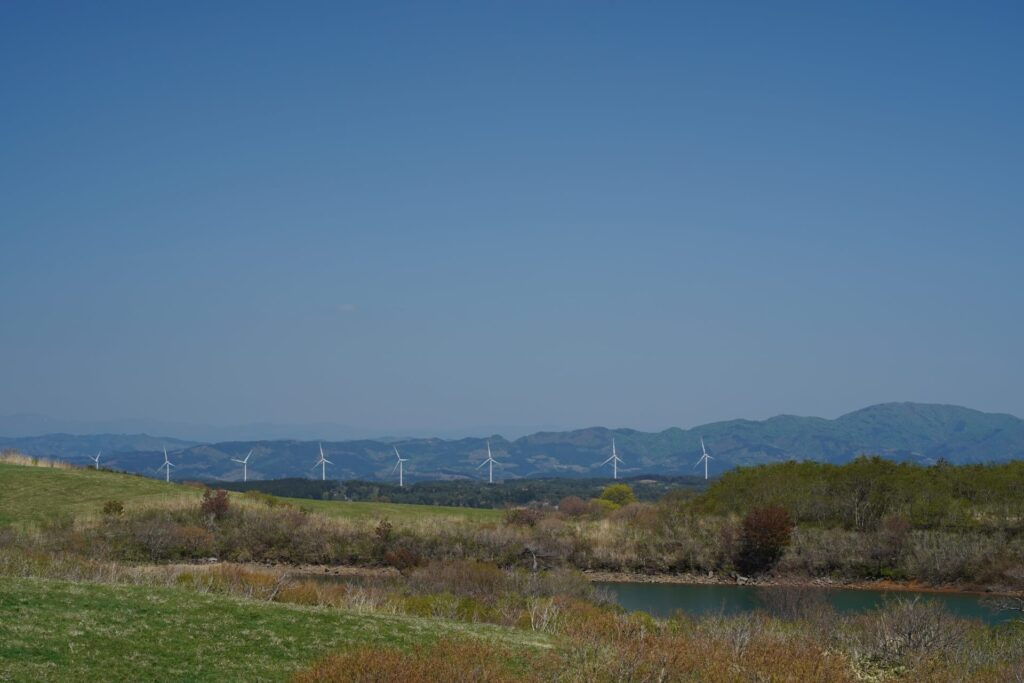 西側から見た、ユーラス東由利原ウインドファームの風車群