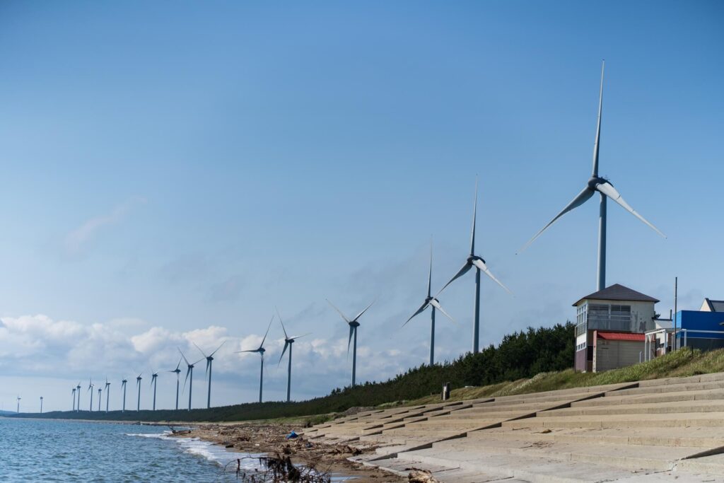 出戸浜海水浴場から北に見た、かたがみ風力発電所の風車群