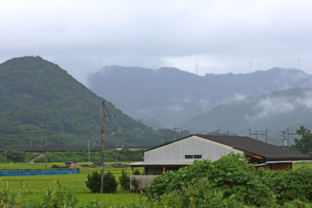 霧雲の中の広川明神山風力発電所