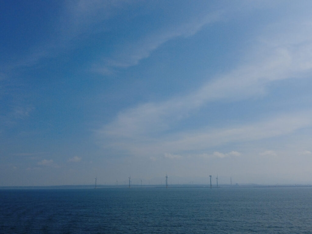フェリーから見た秋田港洋上風力発電所の風車群