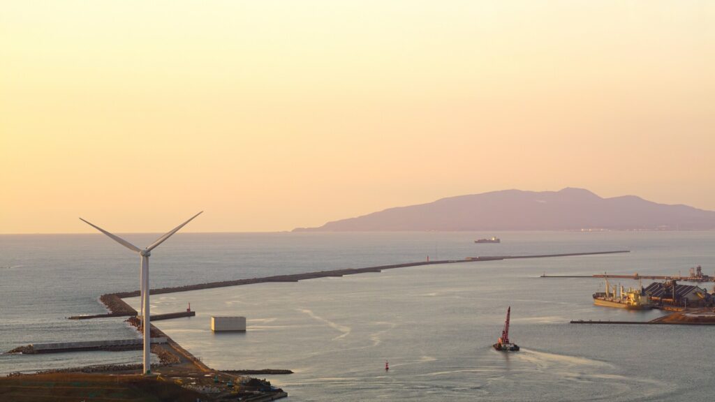 秋田港ウインドファームの風車と夕景