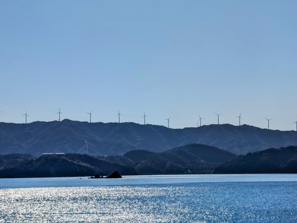 広川明神山風力発電所の風車群（手前側に、広川町風力発電所の風車も見える）