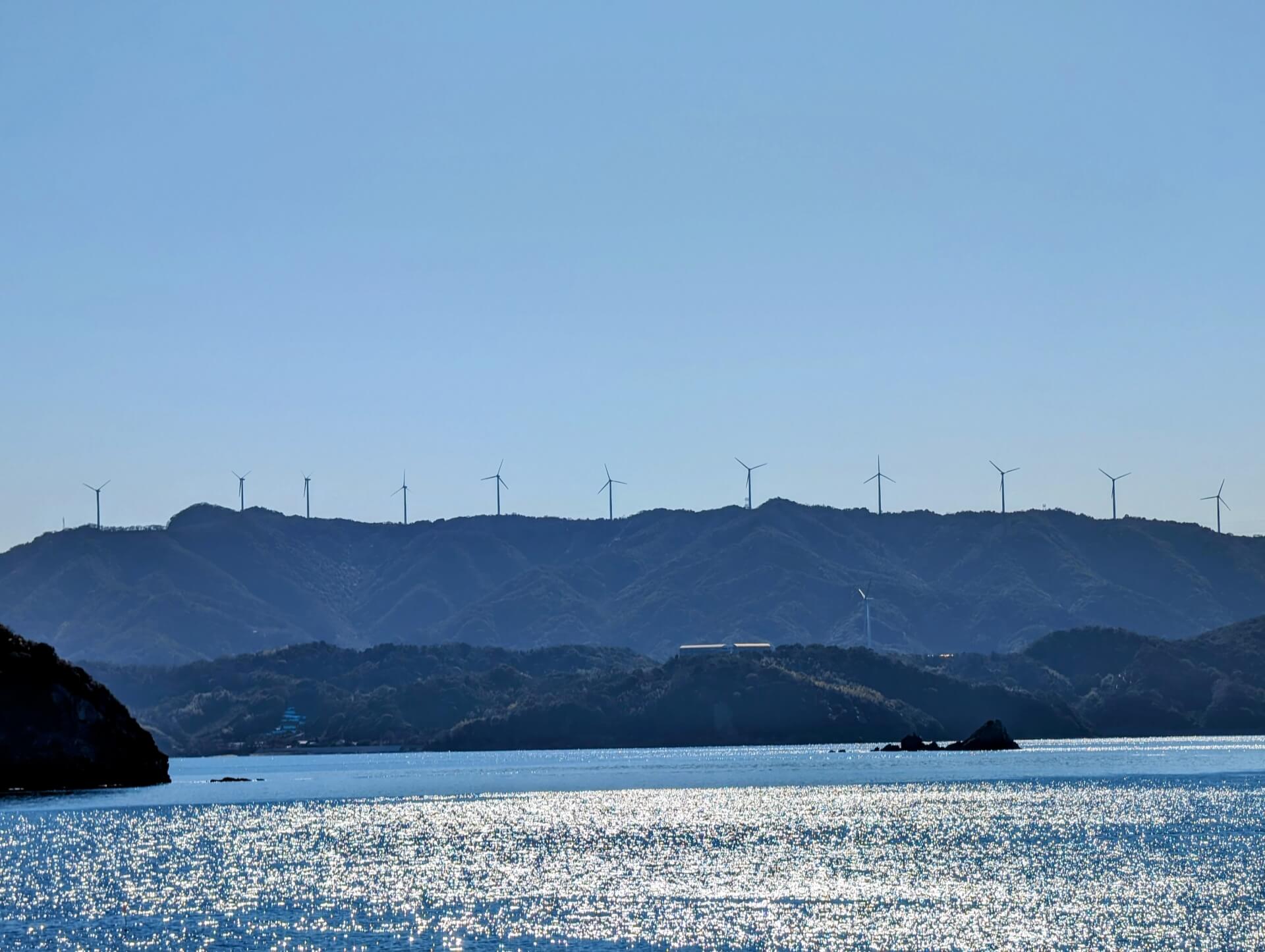 広川明神山風力発電所の風車群（手前側に、広川町風力発電所の風車も見える）
