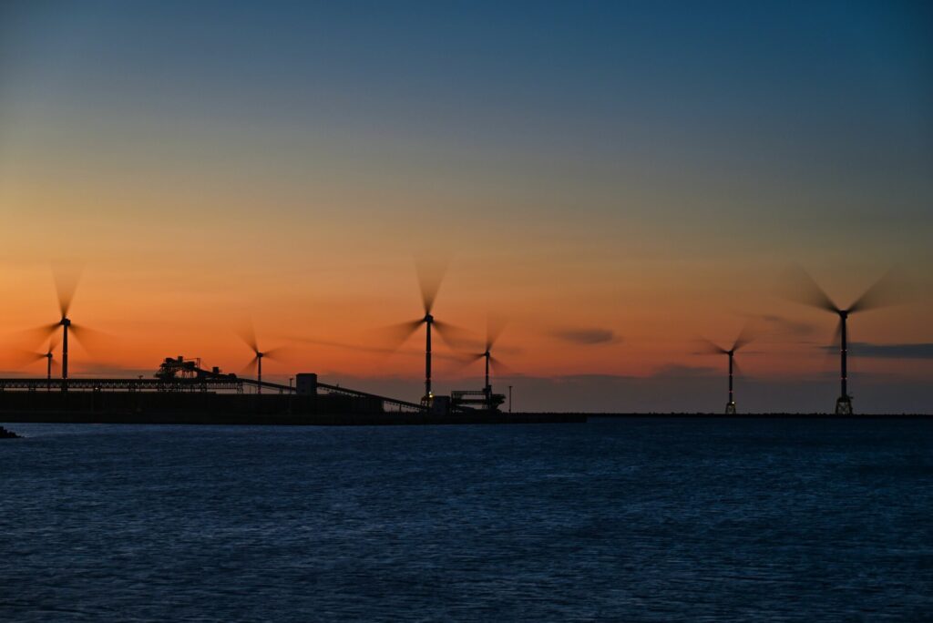 夕日の中の石狩湾新港洋上風力発電所