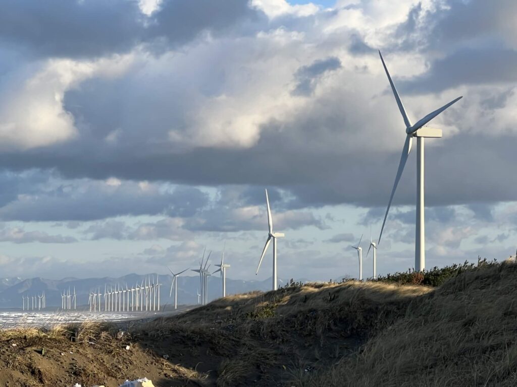 若美風力発電所の風車群（奥側に八竜風力発電所も見える）