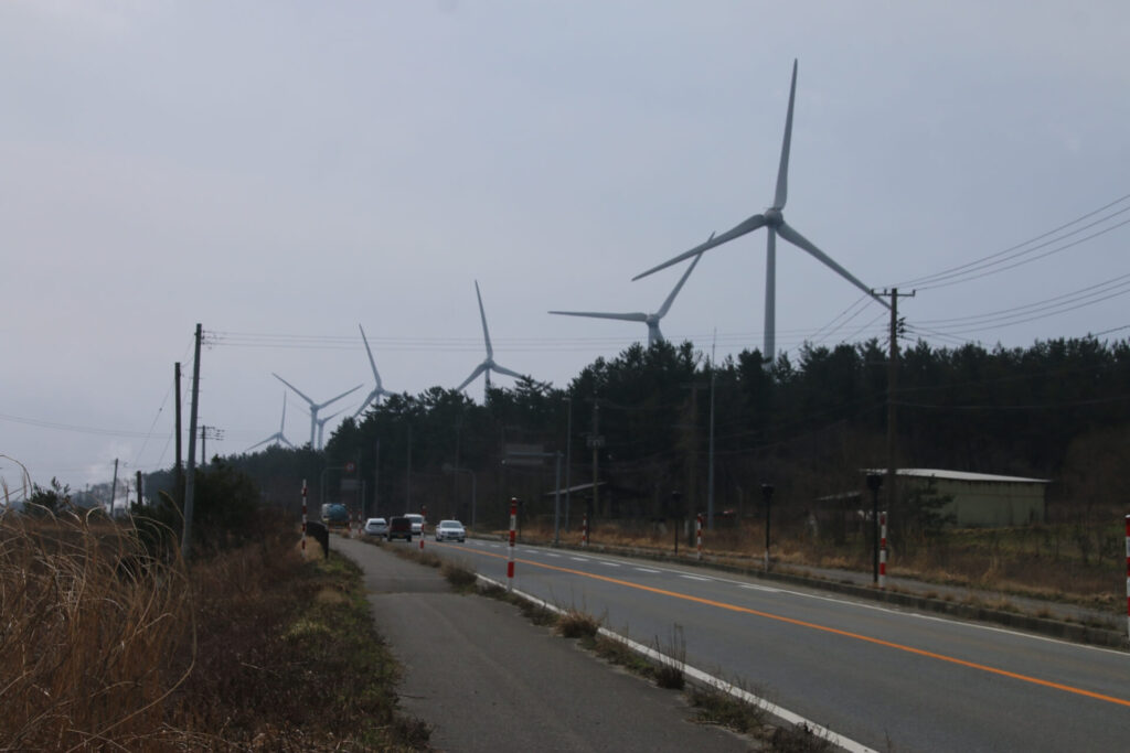 国道7号線沿いの遊佐風力発電所の風車群