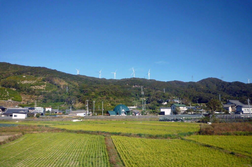 由良風力発電所の風車（写真右端に見えるのは、広川明神山風力発電所の風車）