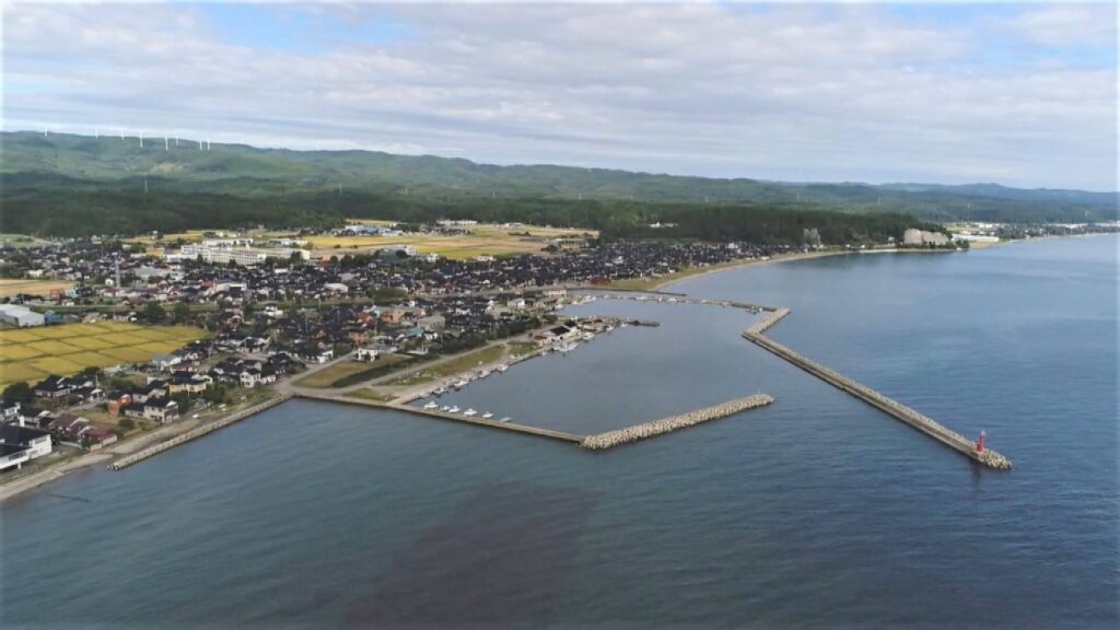 蛸島漁港と珠洲風力発電所の遠景