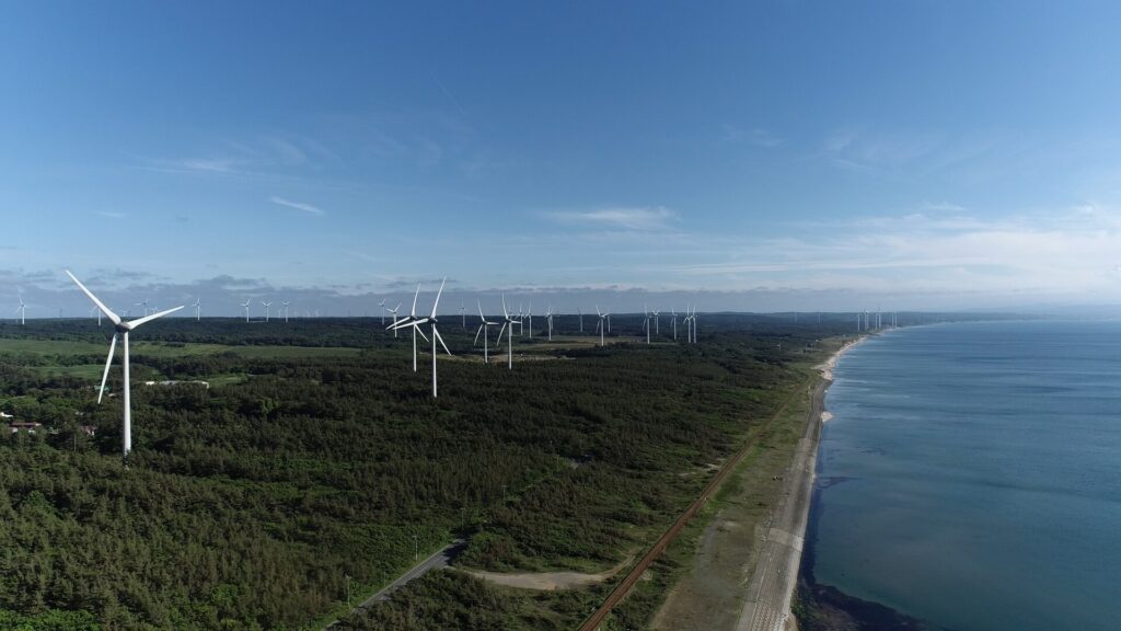 横浜町雲雀平風力発電所、ユーラス野辺地ウインドファーム、野辺地陸奥湾⾵⼒発電所などの風車群
（写真中央奥の多数設置されているのが、ユーラス野辺地ウインドファームの風車）