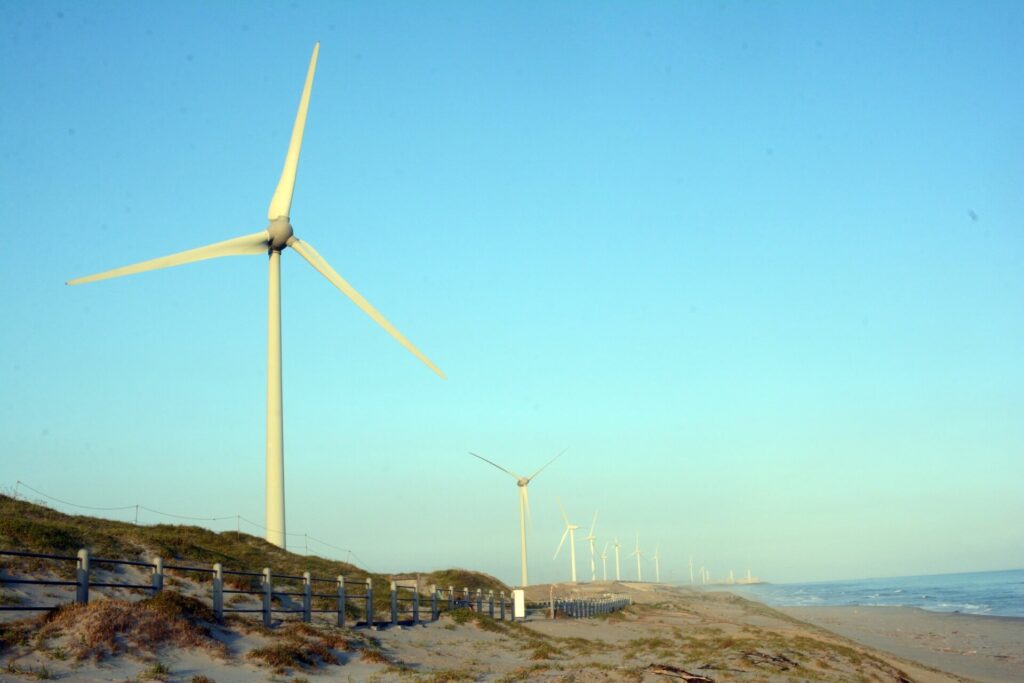 千浜砂丘から見た、遠州掛川風力発電所と御前崎風力発電所の風車群