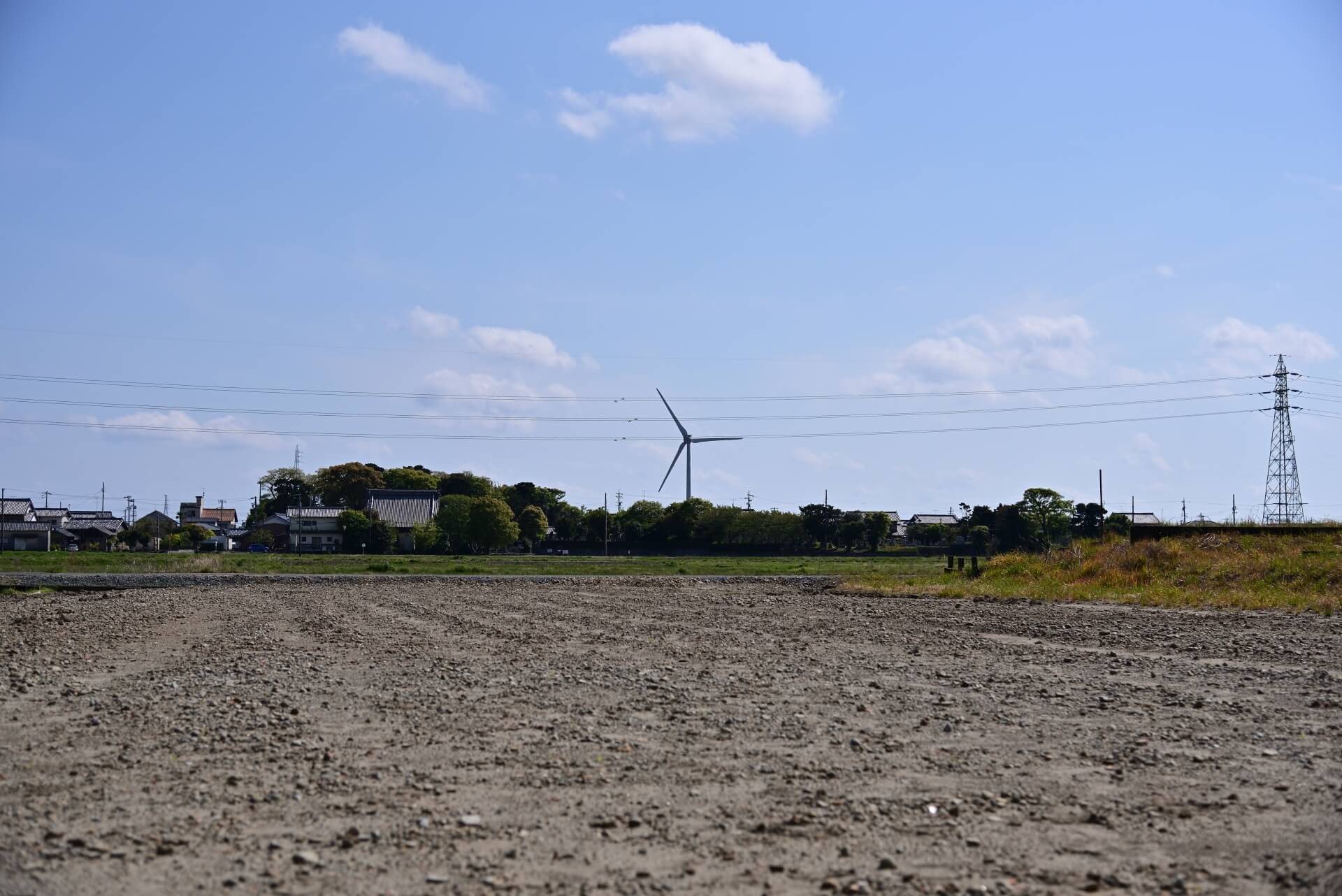 掛川市の古楠神社付近から見た、掛川風力発電所の1号機風車